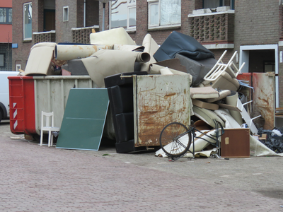 833393 Afbeelding van weggeworpen huisraad bij de flat aan de Schermerhornstraat te Utrecht die ontruimd wordt en ...